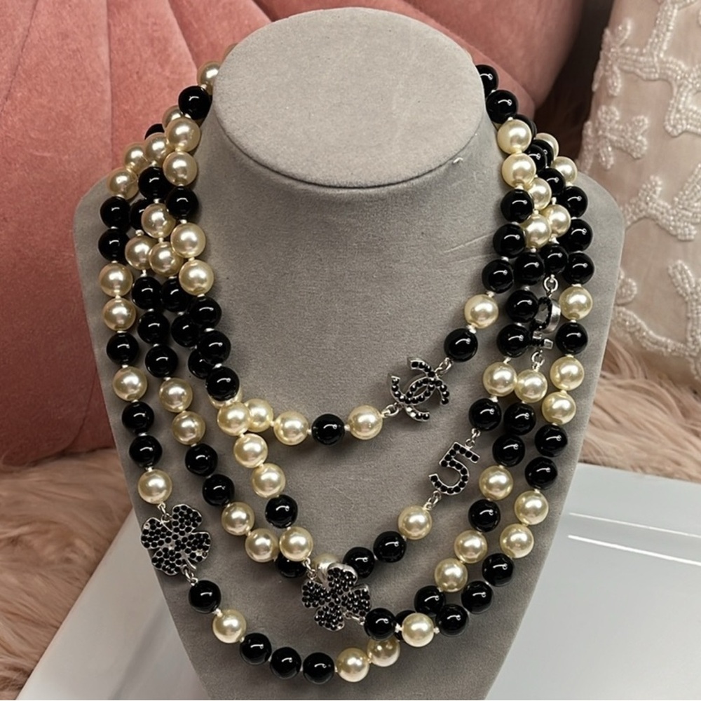 CHANEL Black and Cream Pearl Necklace